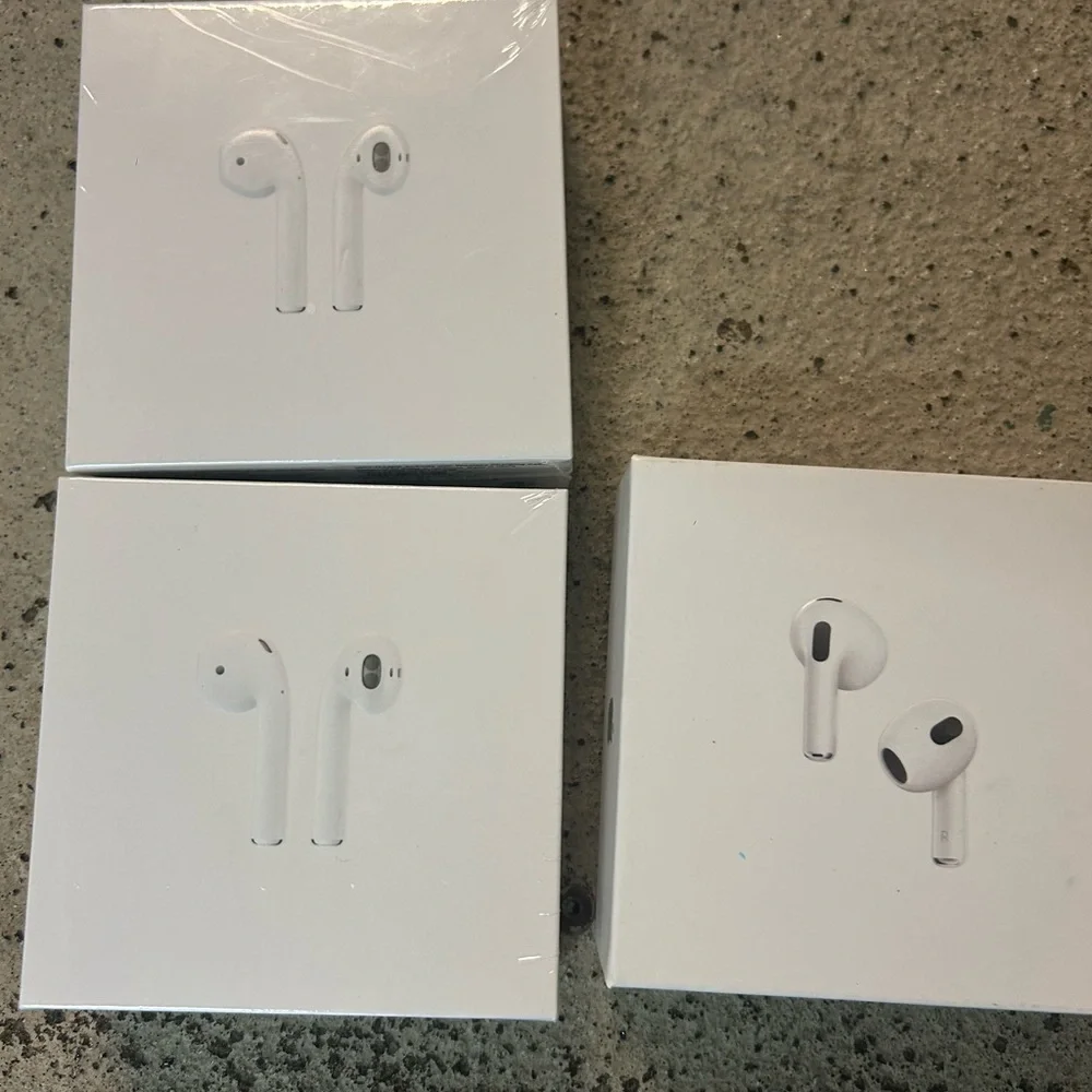 Apple AirPods with Wireless Charging Case - White